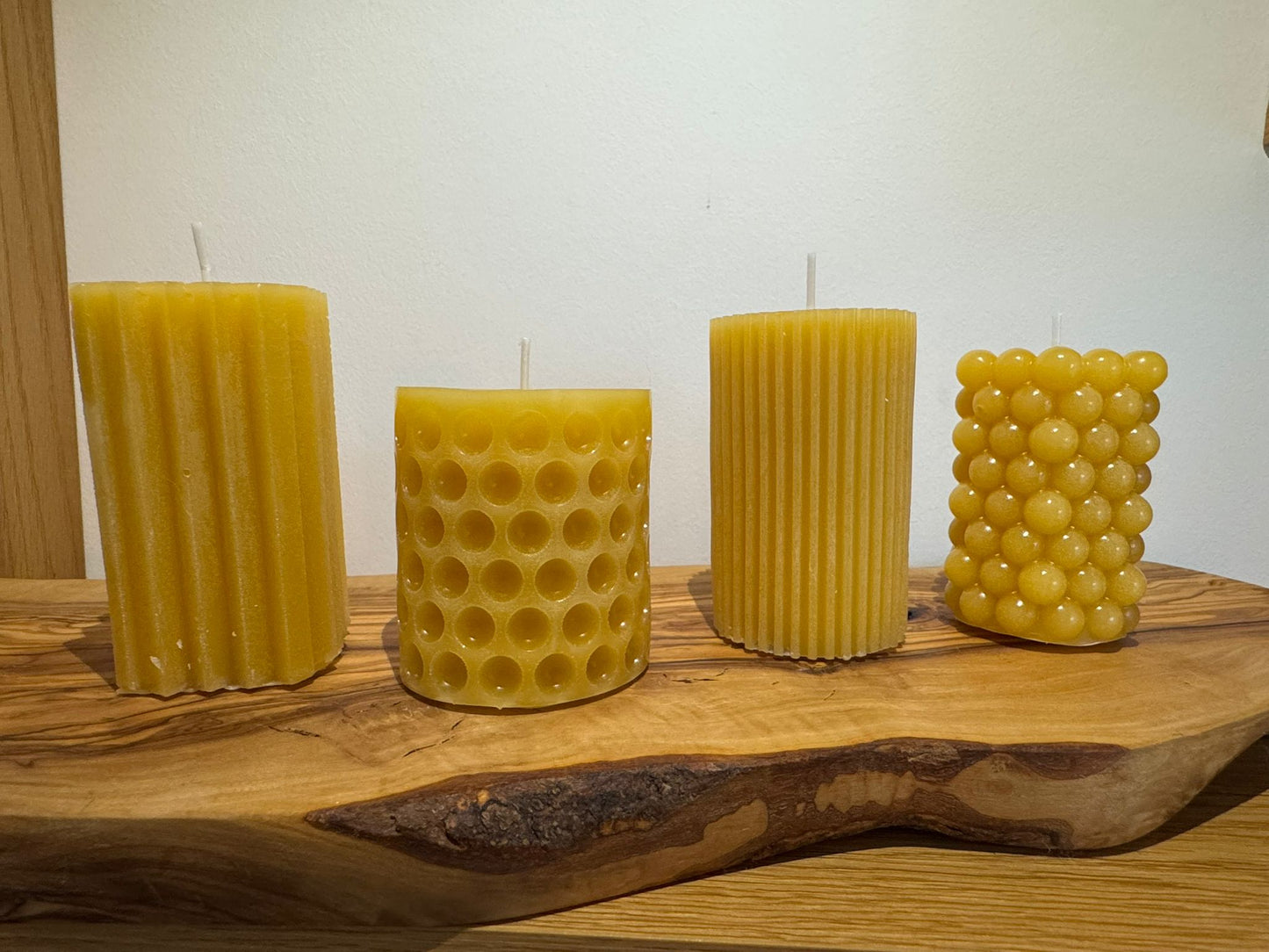 Handgegossenes Bienenwachs-Kerzenset – Natürlich, Pur & Einzigartig (4er Set)